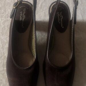 New Dimension by Revelations Sz 6 Comfort Brown Suede Slingback Kitten Heels